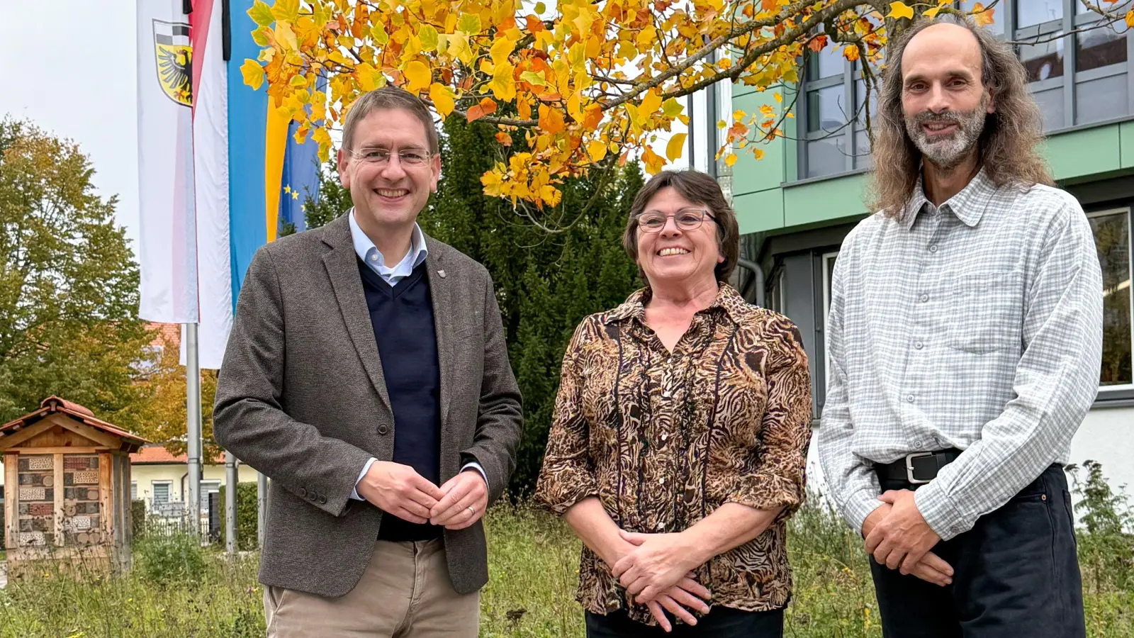 Landrat Jürgen Ludwig bedankte sich bei Sylvia Busch und Kai Schloesser für ihre langjährige Tätigkeit als Ameisenhegerin und Ameisenheger.  (Foto: Landratsamt Ansbach/Fabian Hähnlein)