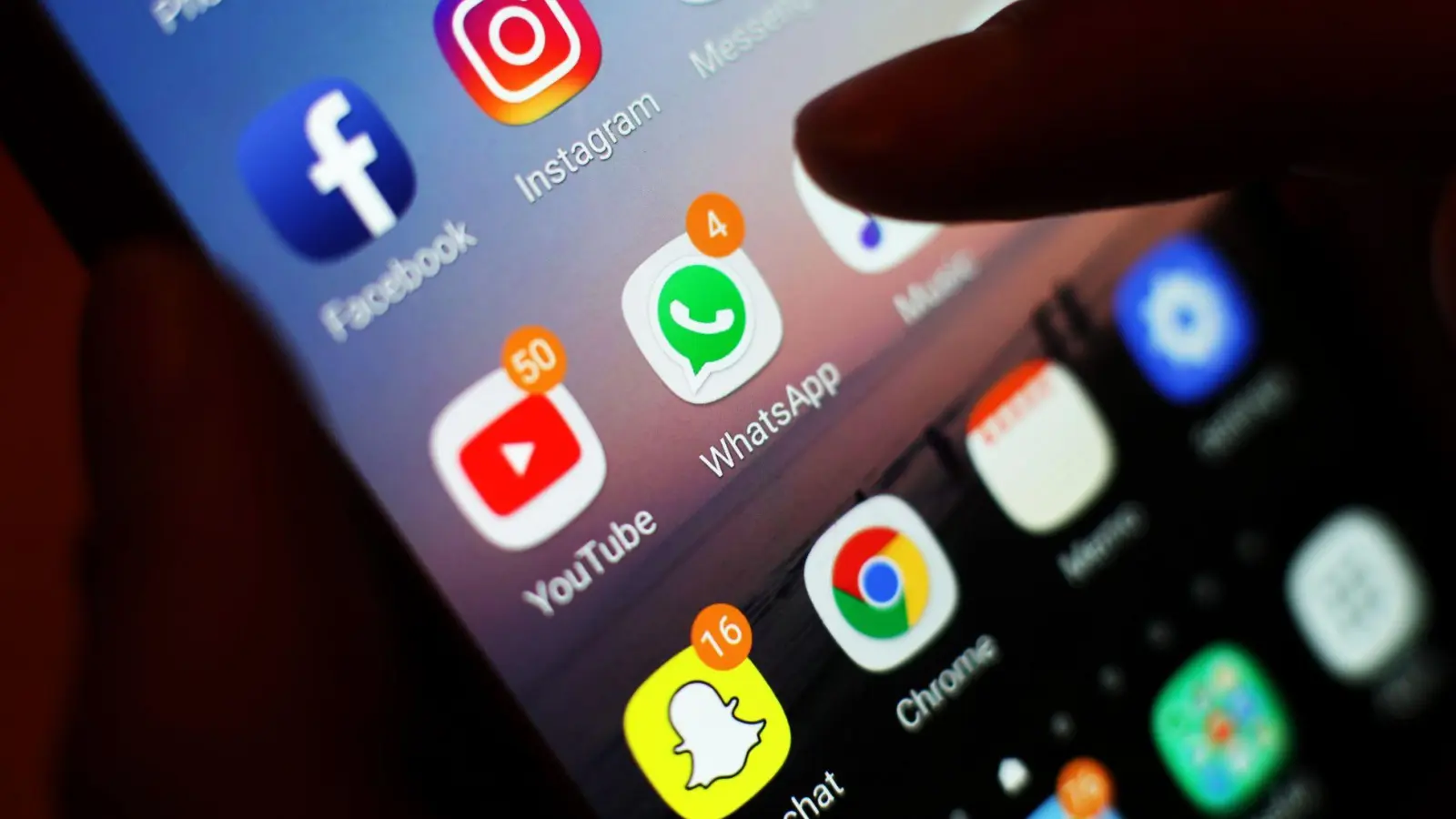 Eine Dinkelsbühler Linke-Politikerin wurde Opfer einer organisierten Hasskampagne in sozialen Medien. (Symbolbild: Yui Mok/PA Wire/dpa)