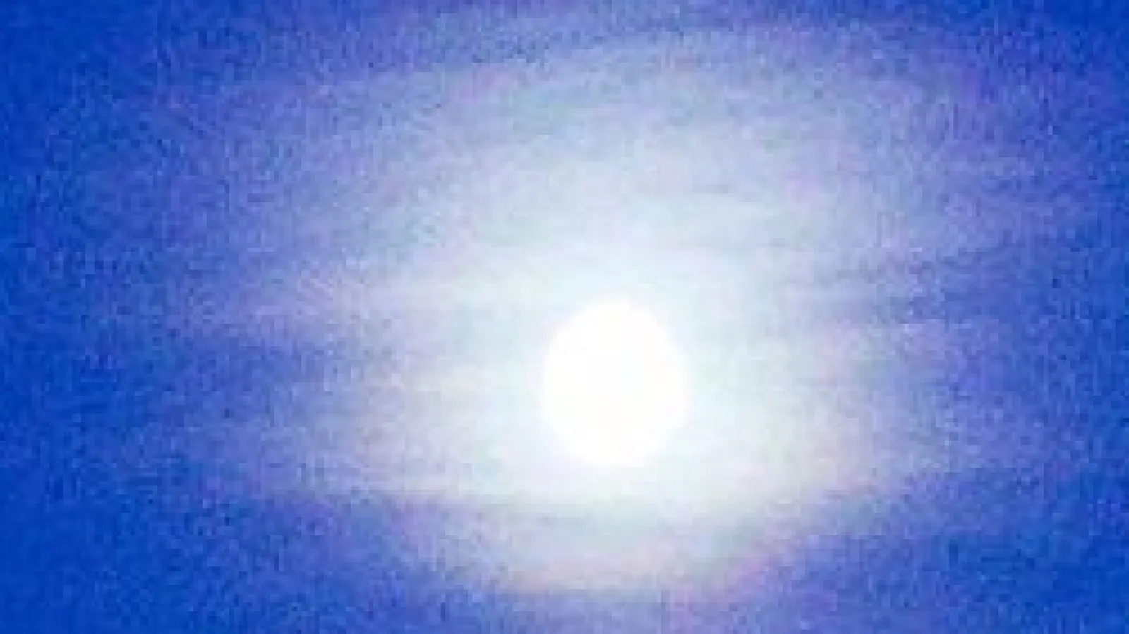 Der Vollmond steht über der Stadt Nuuk in Grönland. (Foto: Maria Semyonova/TASS via ZUMA Press/dpa)