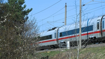 Die Reparatur der gerissenen Oberleitung ist noch nicht abgeschlossen. (Foto: Heiko Rebsch/dpa)