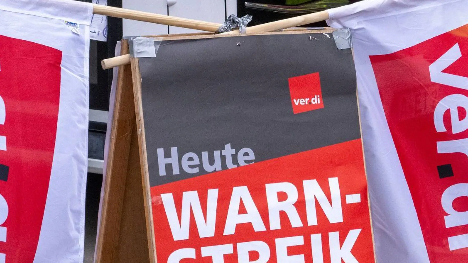 Vor der erneuten Tarifrunde am 15. April gibt es in Bayern wieder Warnstreiks im öffentlichen Nahverkehr. (Archivbild) (Foto: Stefan Puchner/dpa)