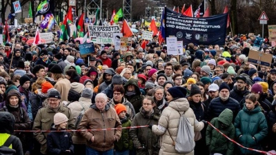 Tausende Menschen haben sich zu einer Demonstrationen gegen rechts in Hamburg versammelt. (Foto: Axel Heimken/dpa)