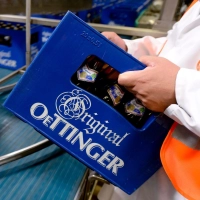 Die Brauerei Oettinger aus Schwaben ist schon wieder auf der Suche nach einem neuen Chef. (Archivbild) (Foto: Peter Steffen/dpa)