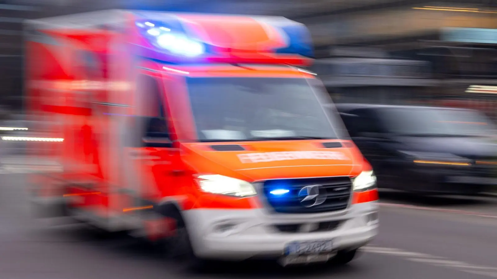 Weil er von seinem Mitschüler eine Schere in den Oberschenkel gerammt bekam, musste ein 14-Jähriger ins Krankenhaus. (Symbolbild) (Foto: Monika Skolimowska/dpa)