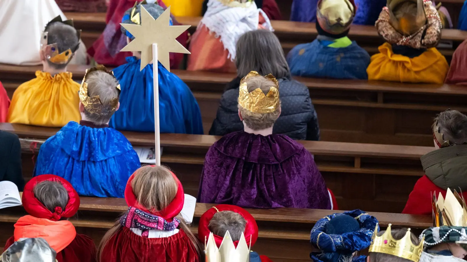 In Bayern sind zahlreiche Mädchen und Buben als Sternsinger unterwegs. (Archivbild) (Foto: Sven Hoppe/dpa)