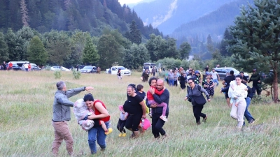 Menschen werden nach einem Erdrutsch in der Nähe von Schowi in Georgien aus einem Ferienort evakuiert. (Foto: Uncredited/Ministry of Internal Affairs of Georgia Press Service/AP/dpa)
