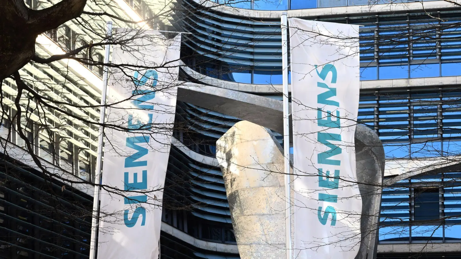 Siemens hat ab Dienstag einen neuen KI-Experten. (Archivbild) (Foto: Felix Hörhager/dpa)