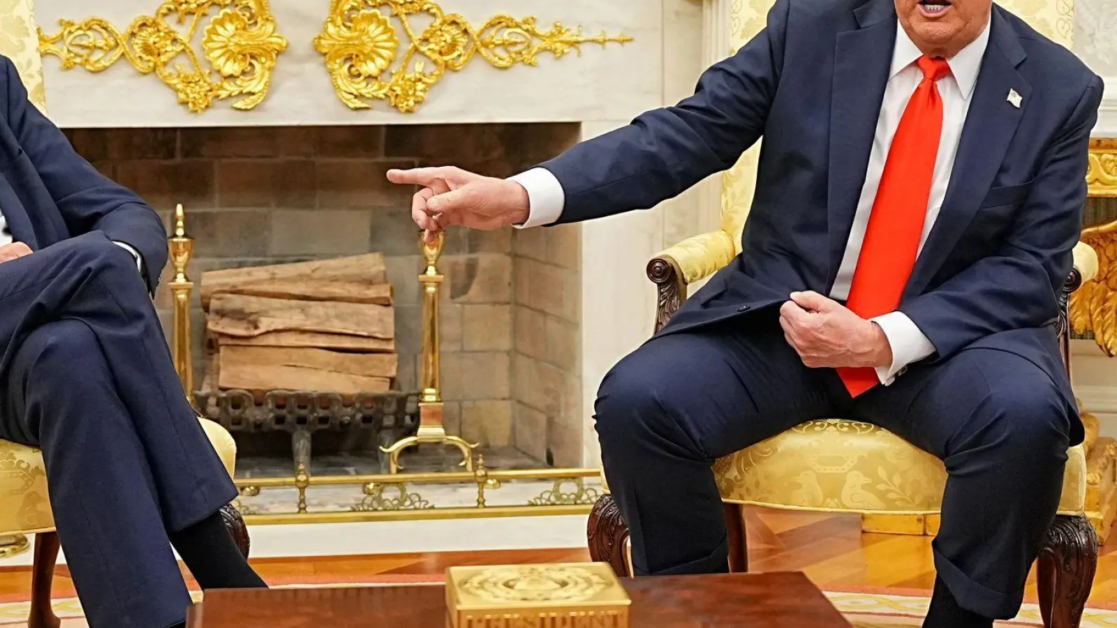 Sieht in europäischen Spitzenpolitikern wie Friedrich Merz offensichtlich eine indirekte Gefahr für amerikanische Interessen: US-Präsident Donald Trump. (Archivbild) (Foto: Michael Kappeler/dpa Pool/dpa)