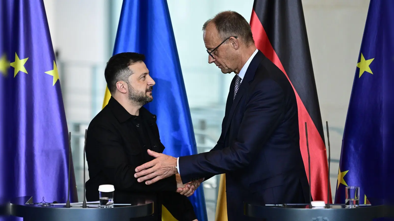 Kanzler Friedrich Merz (CDU, r.) will den ukrainischen Präsidenten Wolodymir Selenskyj am Montag in Berlin empfangen. (Foto: Fabian Sommer/dpa)