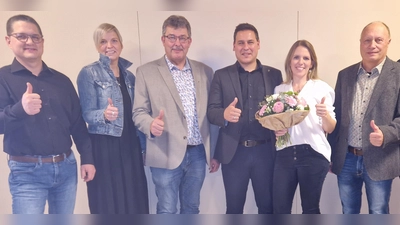 Drei Fraktionen nominierten Bürgermeister Tobias Strauß für eine weitere Amtsperiode (von links): Klaus Mittelmeier (SPD), Caroline Ludwig-Schönig (UB), Eberhard Held (für den Gemeinderat), Bürgermeisterkandidat Tobias Strauß, dessen Frau Steffi Strauß und Wilhelm Hintermeier (CSU).  (Foto: Friedrich Strohmeier)