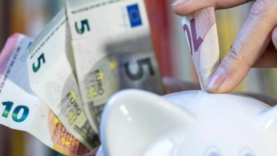Bei der gestiegenen Inflation verlieren viele Sparer unter dem Strich Geld - erst Recht beim Geldhorten zu Hause (Foto: Hendrik Schmidt/dpa)