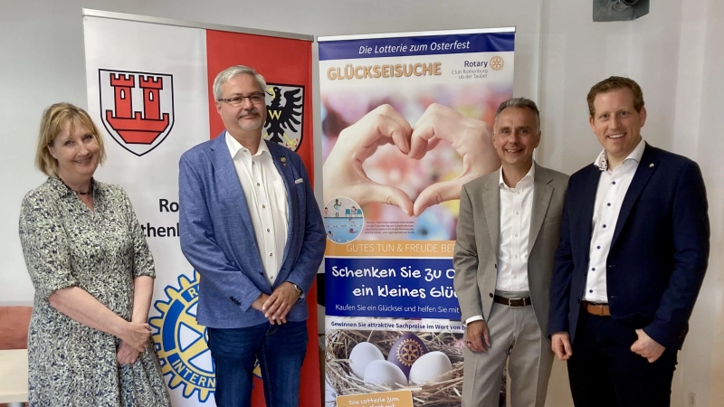 Freuen sich über den Erfolg der Glücksei-Aktion (von links): Gisela Heusinger-Herz, Ralf Baltes, Dieter Mai und Dr. Benedikt Stegmann. (Foto: Corinna Müller)