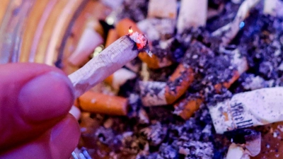 Jedes Jahr sterben nach in Deutschland rund 127.000 Menschen infolge des Rauchens. (Foto: Axel Heimken/dpa)