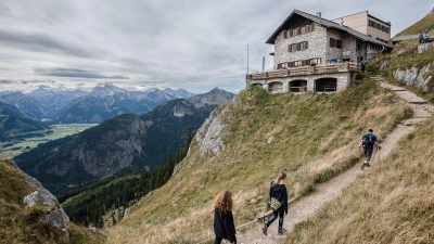 Damit die Wanderung in guter Erinnerung bleibt, sollten Eltern ihre Kinder mit der Routenlänge nicht überfordern.  (Foto: Nicolas Armer/dpa/dpa-tmn)