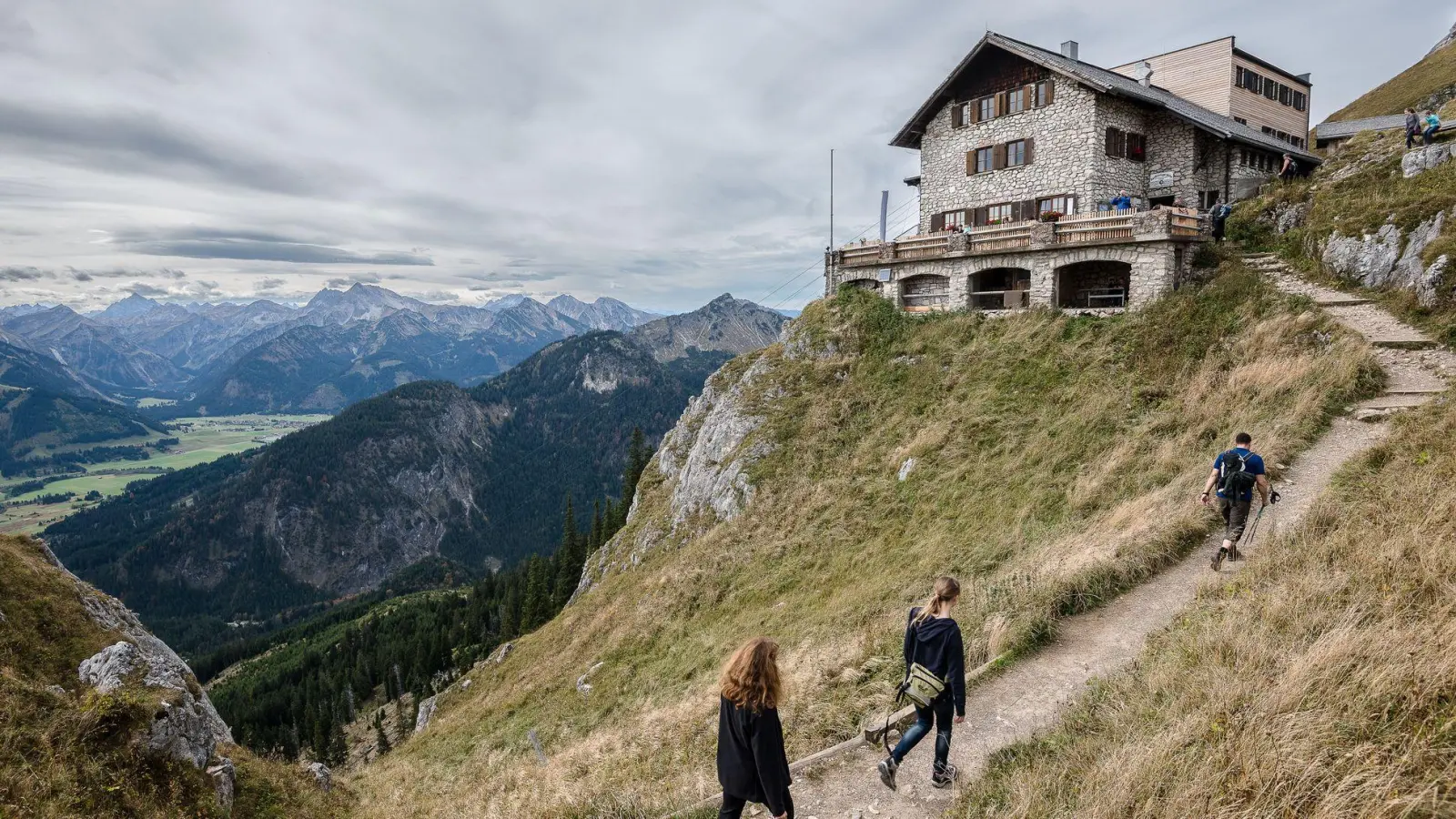 Damit die Wanderung in guter Erinnerung bleibt, sollten Eltern ihre Kinder mit der Routenlänge nicht überfordern.  (Foto: Nicolas Armer/dpa/dpa-tmn)