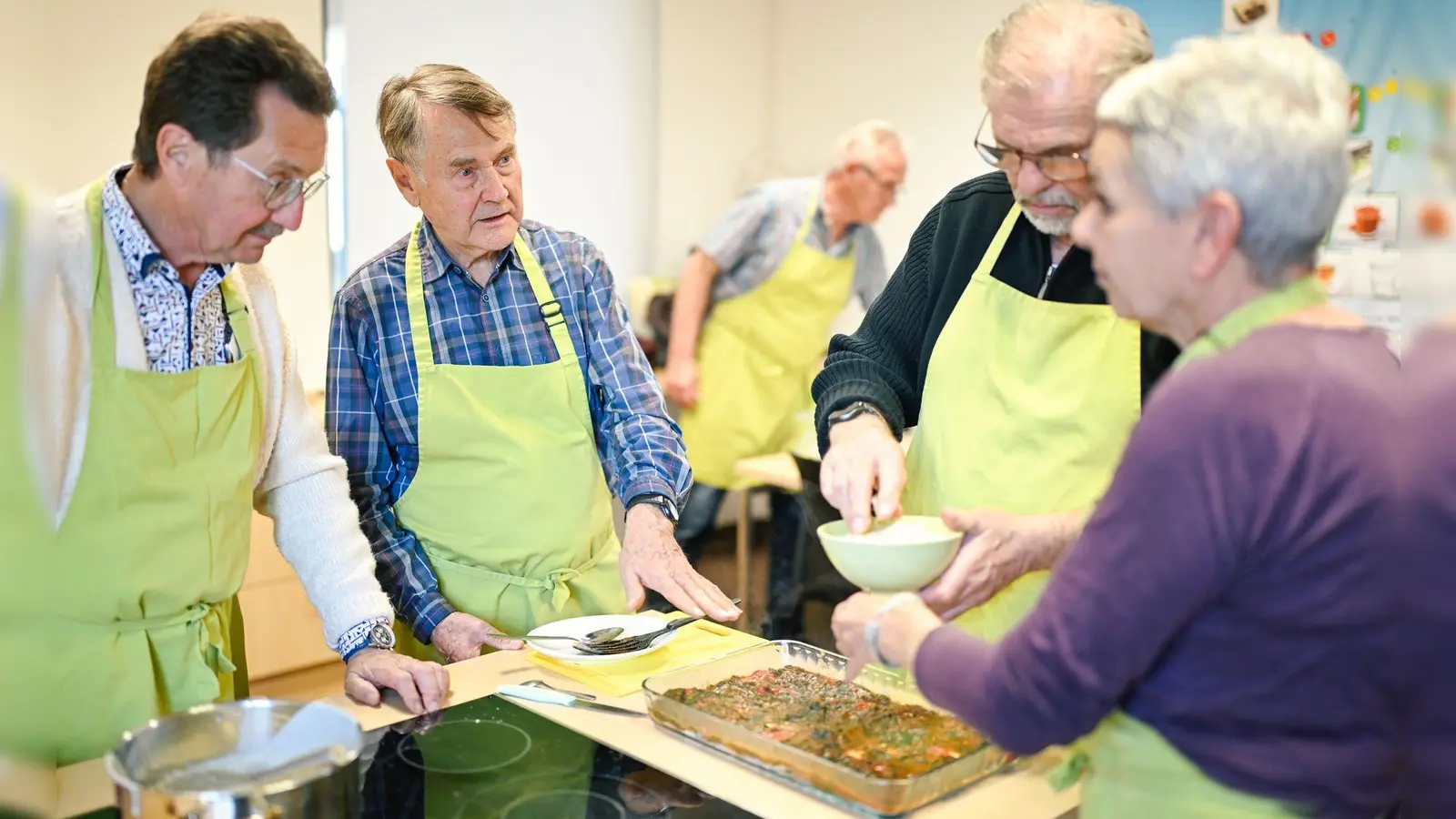 In einer Lehrküche begegnen sich in Ludwigshafen einmal im Monat Männer, die mehr verbindet als Kochen. (Foto: Uwe Anspach/dpa)