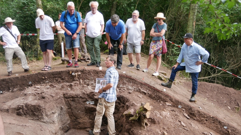 Professor Frank Falkenstein hat mit einer Gruppe von Studierenden ganz schön geackert. Er stellte einer Gruppe von Interessierten aus der Umgebung die Ergebnisse der Grabungen am Bullenheimer Berg vor. (Foto: Ulli Ganter)
