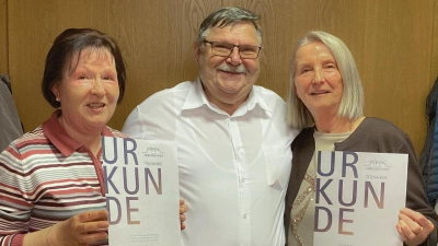 Über die Urkunden freuen sich Heidemarie Weltz (links) von der AG Gesundheit und Soziales des Seniorenbeirats, Vorsitzender Fritz Heubeck und Magdalena West von der AG Medien. (Foto: Seniorenbeirat/Michael Vogel)