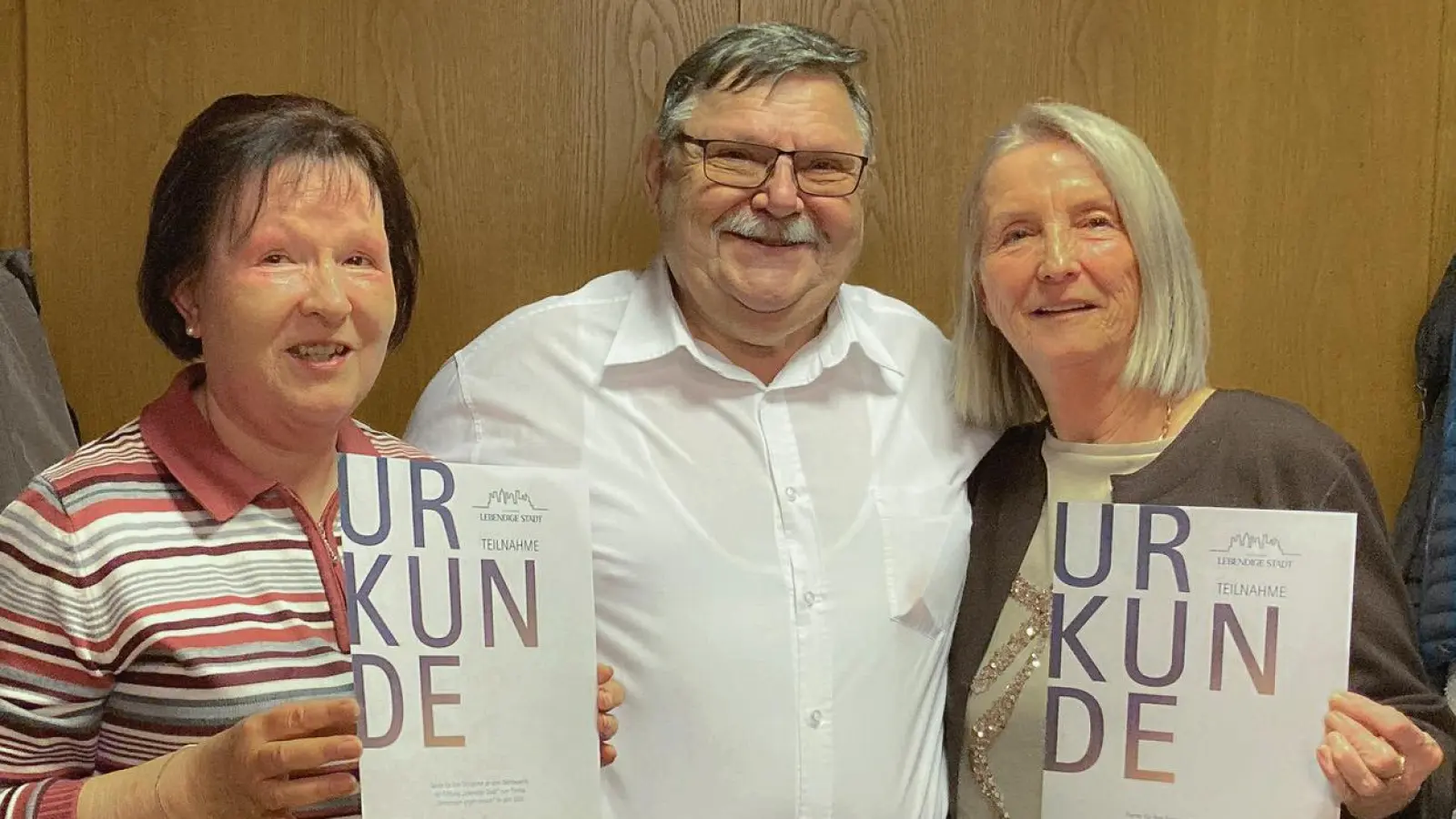 Über die Urkunden freuen sich Heidemarie Weltz (links) von der AG Gesundheit und Soziales des Seniorenbeirats, Vorsitzender Fritz Heubeck und Magdalena West von der AG Medien. (Foto: Seniorenbeirat/Michael Vogel)