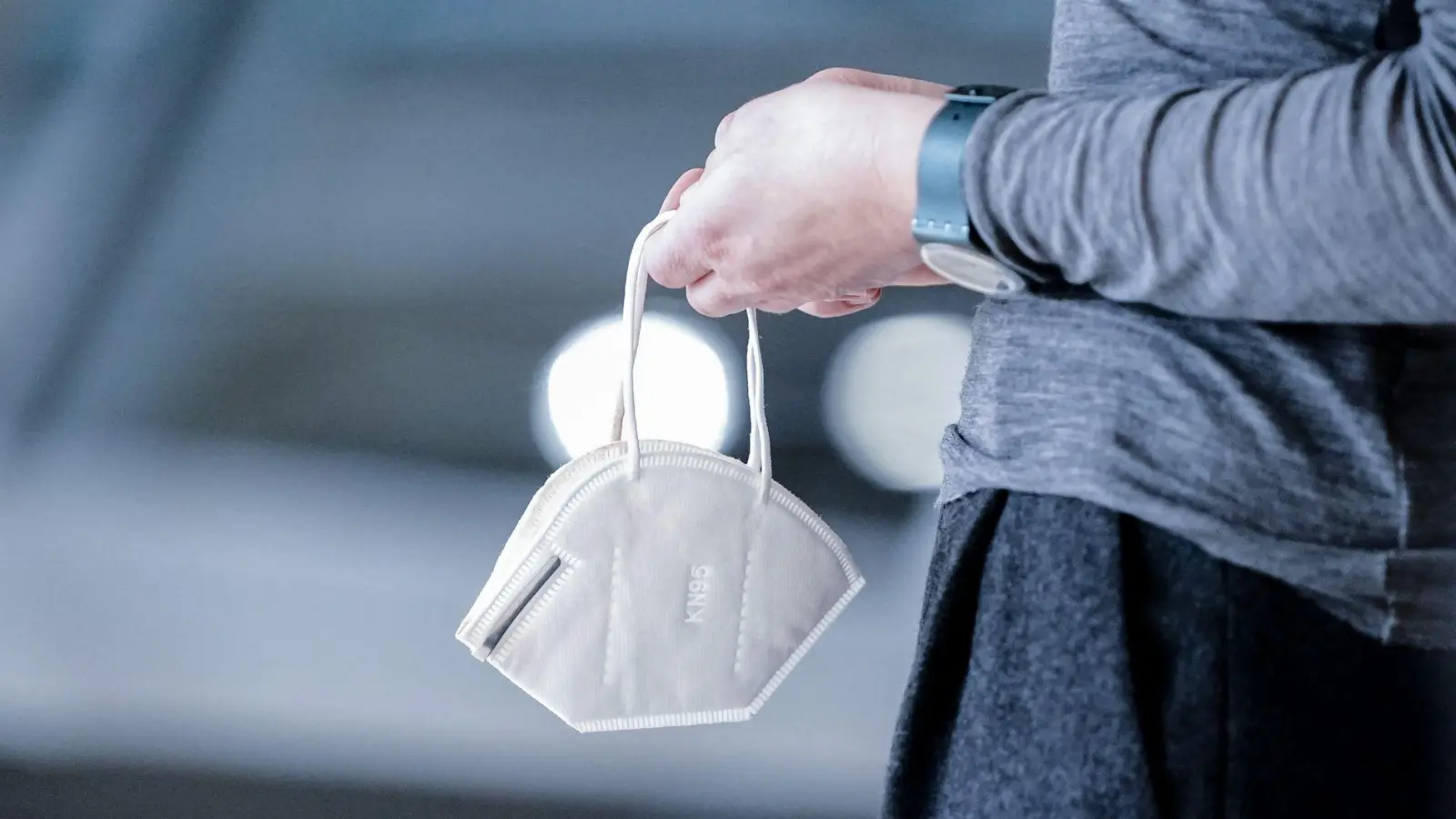 Eigentlich fühlt man sich krank - aber traut sich doch nicht, zu Hause zu bleiben: Oft meldet sich das schlechte Gewissen gegenüber den Kolleginnen und Kollegen, die sonst die Arbeit auffangen müssen. (Foto: Kay Nietfeld/dpa/dpa-tmn)