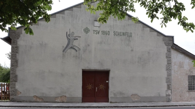 Die Vereinshalle des TSV Scheinfeld an der Würzburger Straße ist in die Jahre gekommen und soll saniert werden - sobald die Zusage auf eine finanzielle Unterstützung durch den Landessportverband vorliegt. (Foto: Andreas Reum)