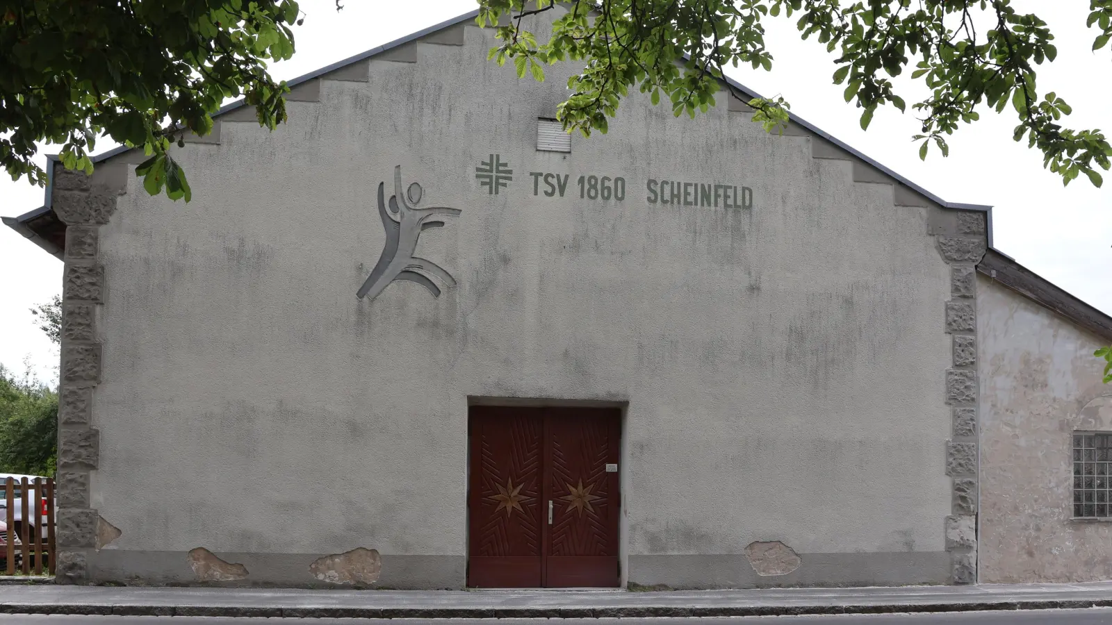 Die Vereinshalle des TSV Scheinfeld an der Würzburger Straße ist in die Jahre gekommen und soll saniert werden - sobald die Zusage auf eine finanzielle Unterstützung durch den Landessportverband vorliegt. (Foto: Andreas Reum)