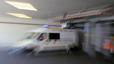 Ein führerloser Lieferwagen ist in Marseille in eine Schulgruppe gerollt. (Archivbild) (Foto: David Vincent/AP/dpa)