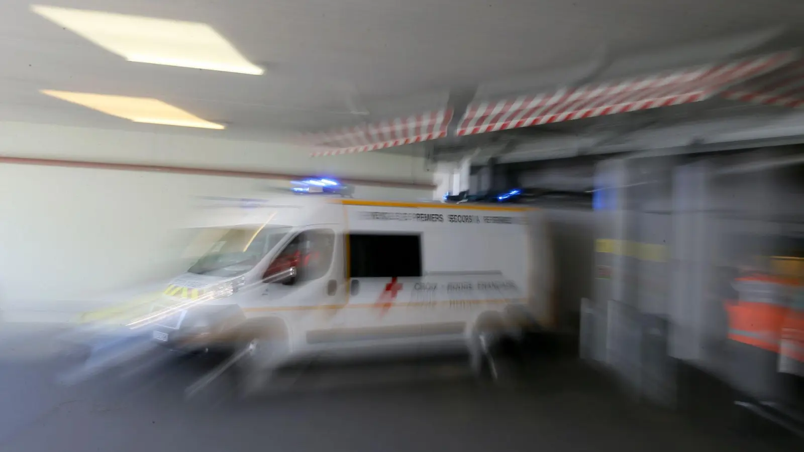 Ein führerloser Lieferwagen ist in Marseille in eine Schulgruppe gerollt. (Archivbild) (Foto: David Vincent/AP/dpa)