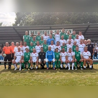 Gemeinsames Gruppenfoto vor dem Spiel: die Uffenheimer Allstars und die Nürnberger Legenden. (Foto: Alexander Rausch)
