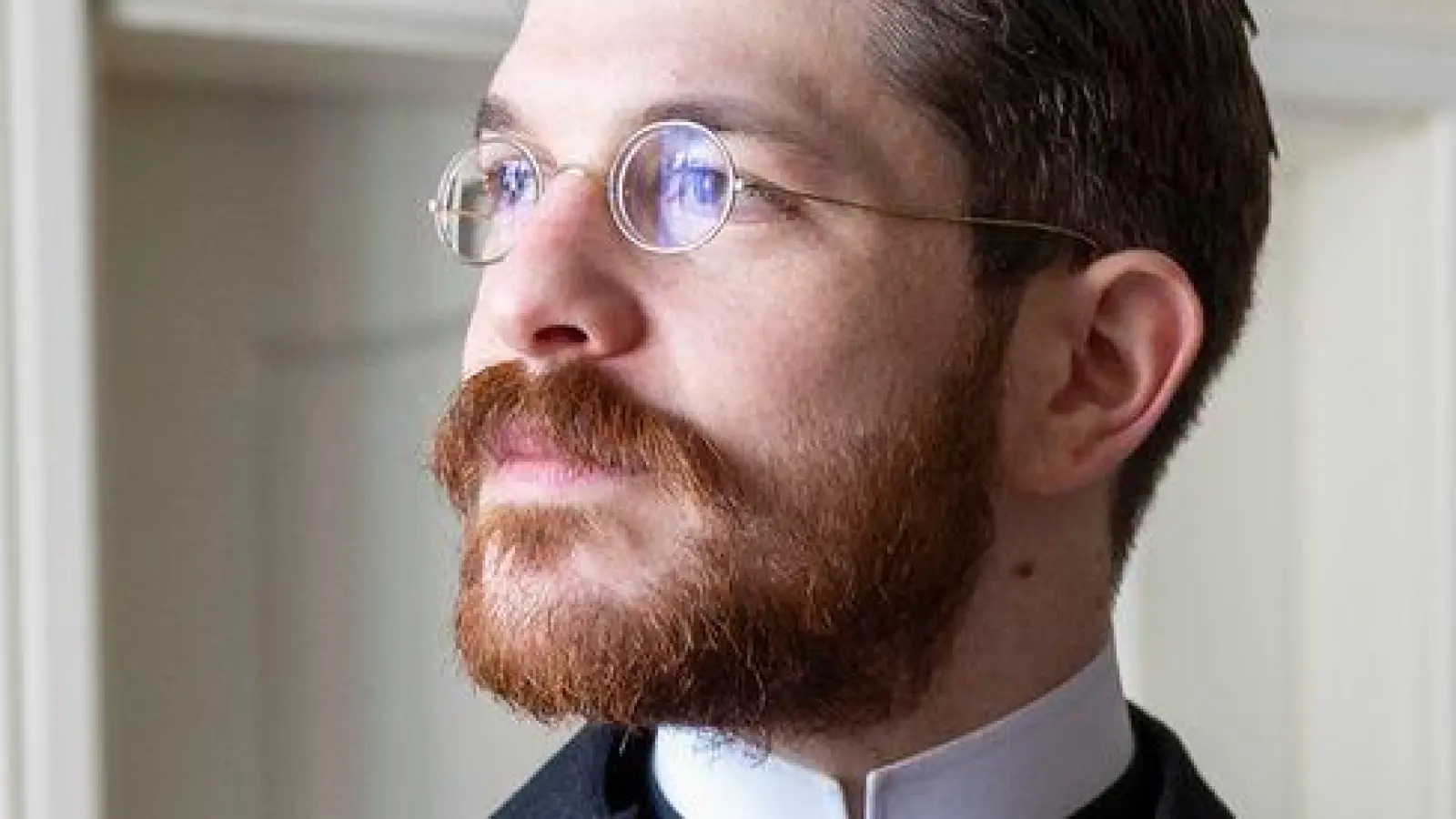 Schon länger hat Valerio Bonanno seine Wohnung  mit Möbeln aus der Kaiserzeit eingerichtet und trägt nur Kleidung von damals - jetzt hat er erstmals auch ein Weihnachtszimmer aus der Epoche um 1900 nachgestellt. (Foto: Thomas Banneyer/dpa)