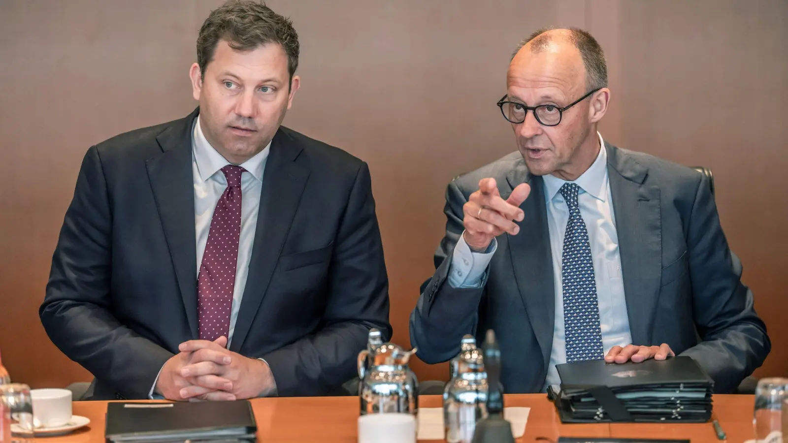 „Business as usual“ in der Kabinettssitzung. Aber eine kleine Ansprache zum Jahrestag gab es dann doch. (Foto: Michael Kappeler/dpa)