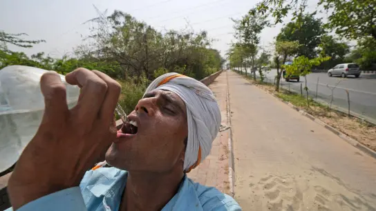 Wasser ist ein kostbares Gut in Neu Delhi.  Die indische Hauptstadt leidet, wie viele andere Teile Südasiens, unter extremer  Hitze. (Foto: Manish Swarup/AP/dpa)