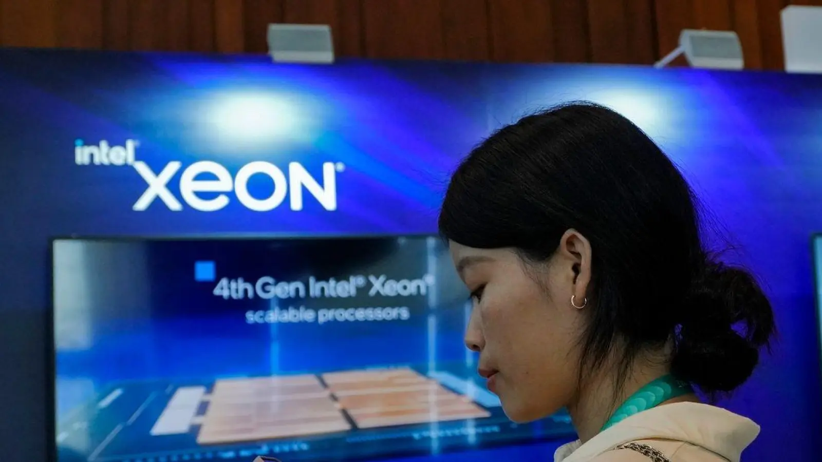Ein Intel-Stand in Peking wirbt während einer Messe für Xeon-Chips. (Foto: Andy Wong/AP/dpa)