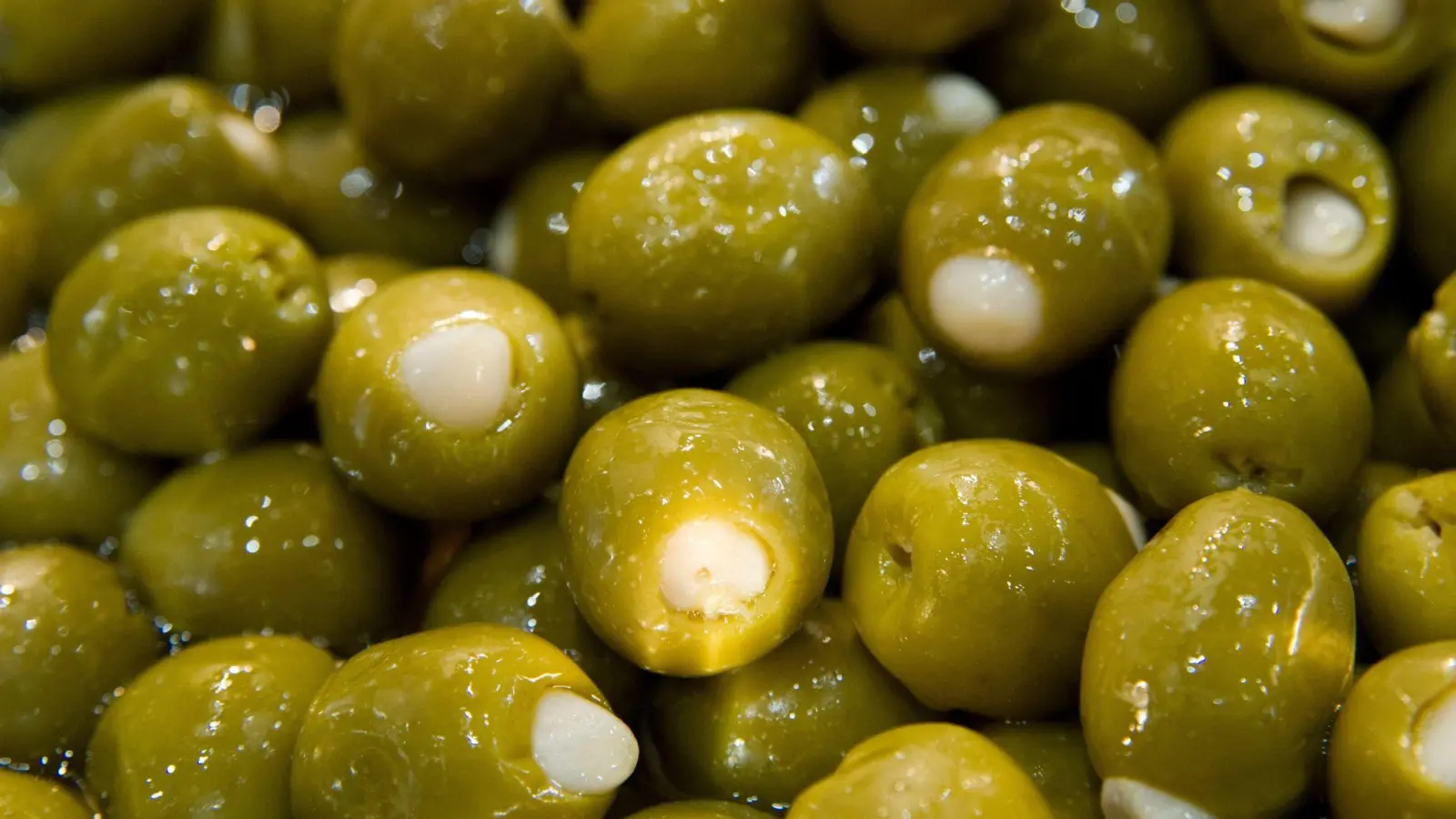 Grüne Oliven mit Füllung. (Foto: Andrea Warnecke/dpa-tmn)