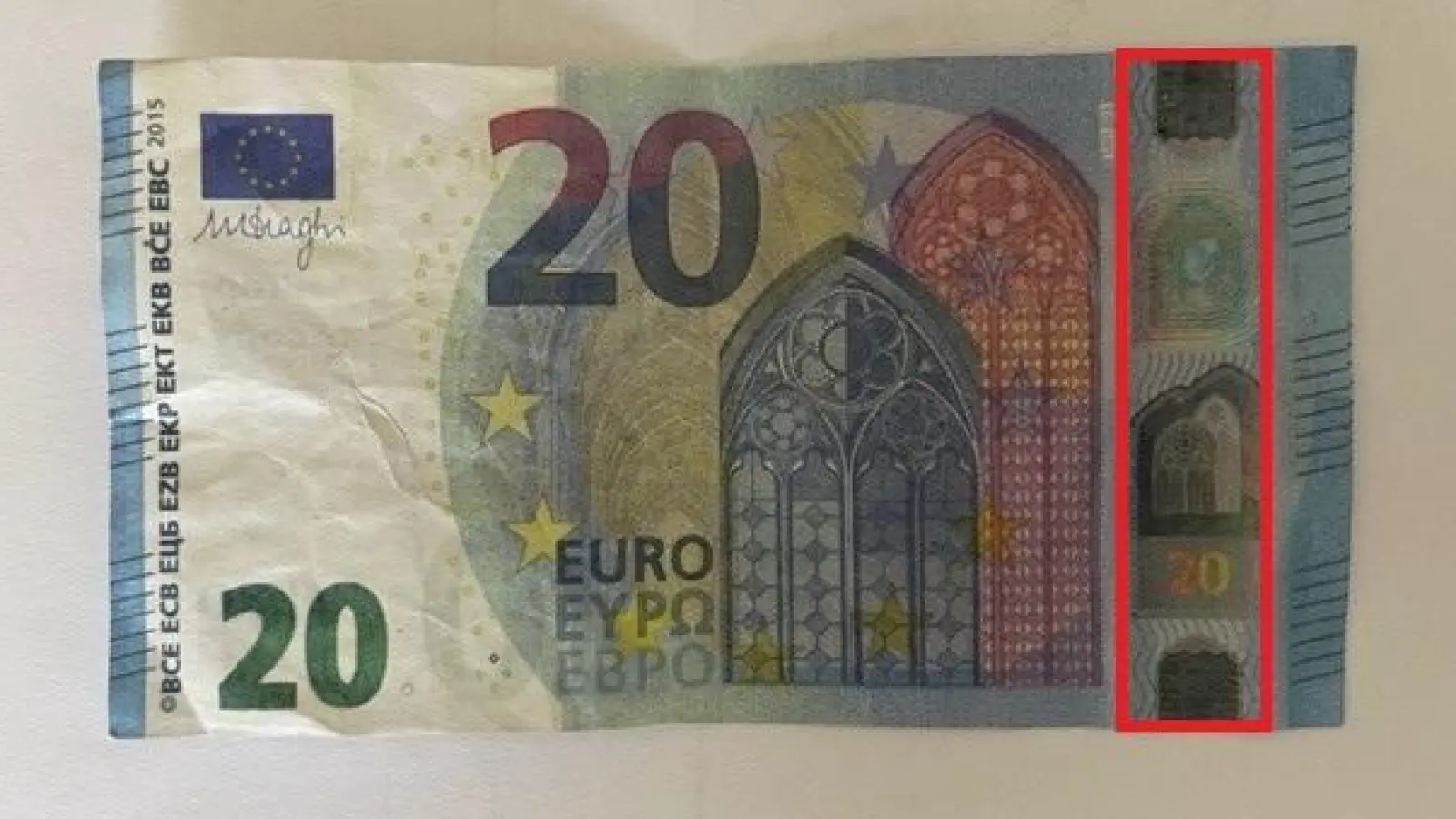 Die Vorderseite eines in Ansbach gefunden Geldscheins, dessen Hologrammstreifen (rot markiert) nur aufgedruckt ist. (Foto: Polizeipräsidium Mittelfranken)