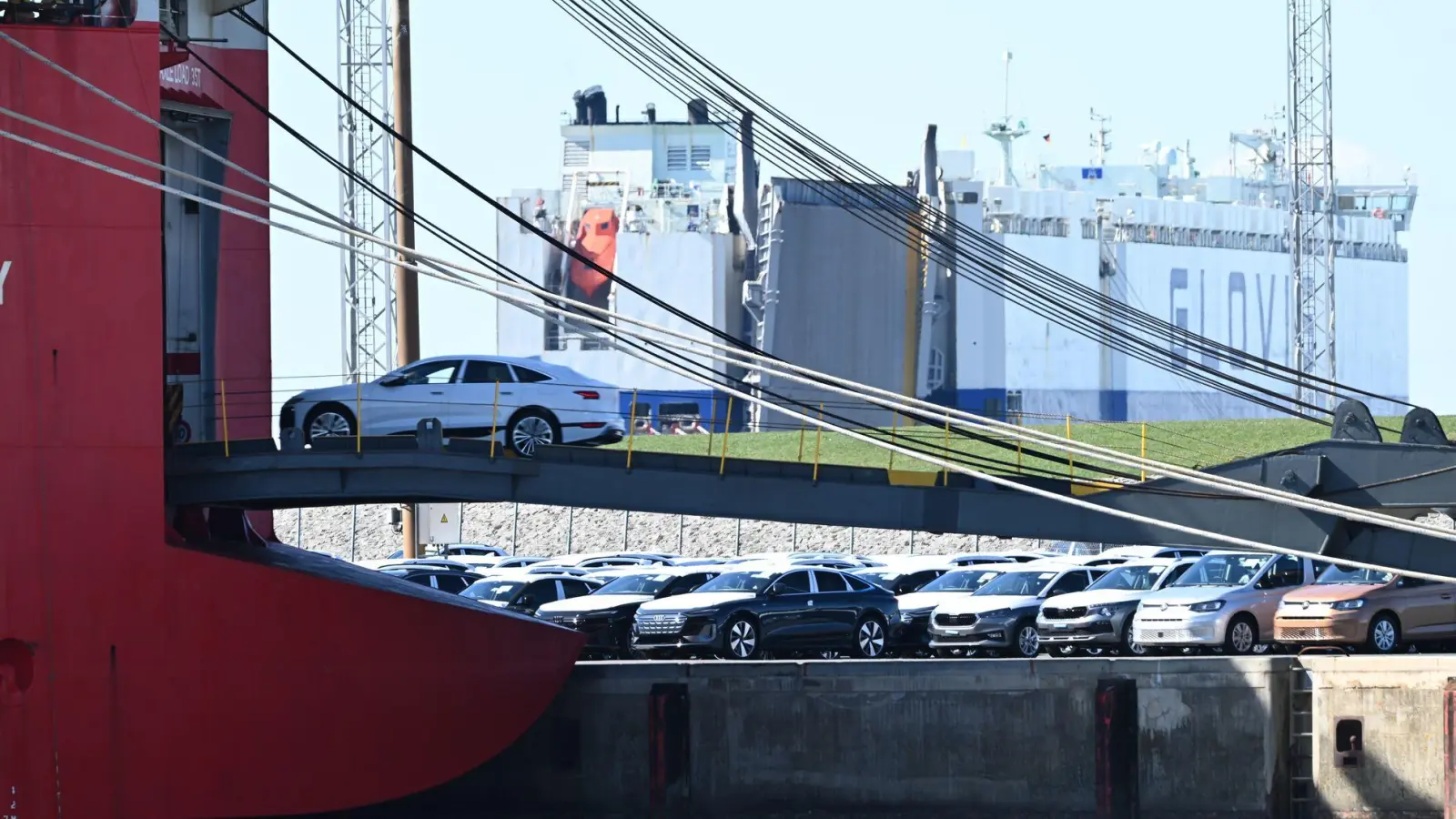 Importeure von europäischen Autos müssen in den USA künftig einen Zoll in Höhe von 15 Prozent zahlen - andersherum soll es keine Zölle mehr geben. (Archivbild) (Foto: Lars Penning/dpa)