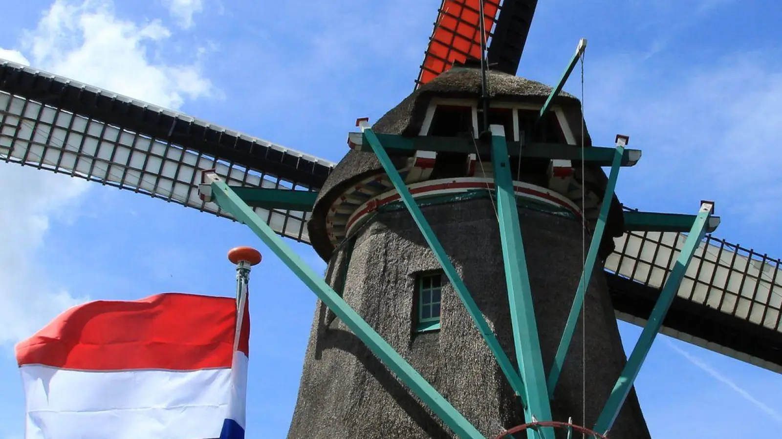 Die Windkraftwerke von Zaandam: Besucher stehen auf der Galerie einer der Windmühlen. (Foto: Bernd F. Meier/dpa-tmn/dpa)