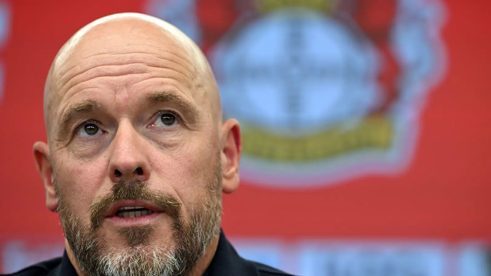 „Dann kann's ja weitergehen!“ Erik ten Hag lässt sich von einem falschen Feueralarm in der BayArena nicht irritieren.  (Foto: Federico Gambarini/dpa)