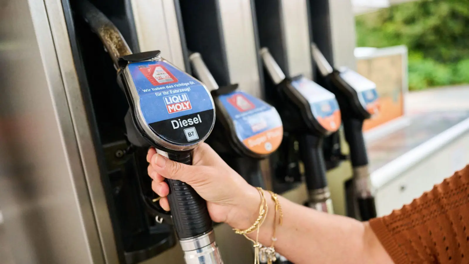 Seit dem 1. Oktober gilt für Benzin und Diesel, die Tanklager und Raffinerien verlassen, ein Steuernachlass von 16,7 Cent pro Liter.  (Foto: Sina Schuldt/dpa)
