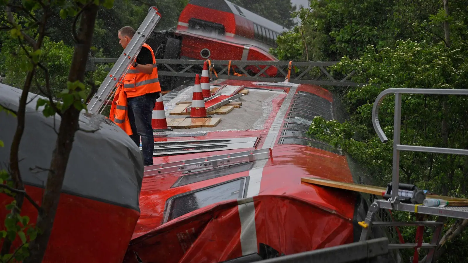 Vier Frauen sowie ein 13-Jähriger starben bei dem Unfall. (Archivbild)  (Foto: Uwe Lein/dpa)