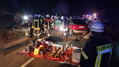 Nach einem tödlichen Verkehrsunfall nahe Oberndorf war am Mittwoch ein Großaufgebot an Rettungskräften im Einsatz. (Foto: Rainer Weiskirchen)