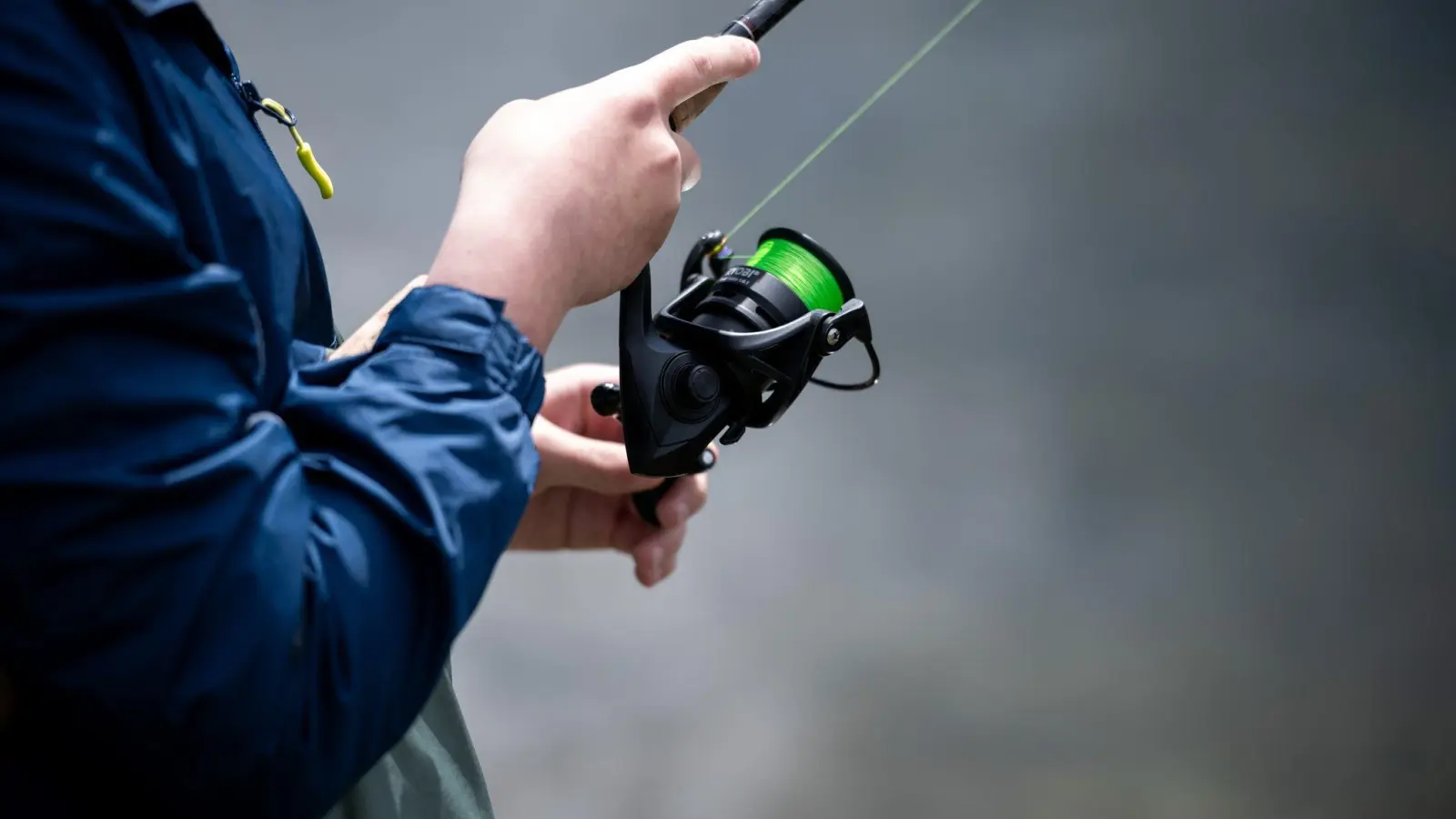 Ohne sich die Erlaubnis des Weiherbesitzers einzuholen, angelte ein 30-Jähriger am Sonntag in Welbhausen bei Uffenheim. Ein Zeuge verständigte die Polizei. (Symbolbild: Fabian Strauch/dpa)