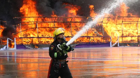 Drogen gehen in Flammen auf. (Foto: Thein Zaw/AP/dpa)