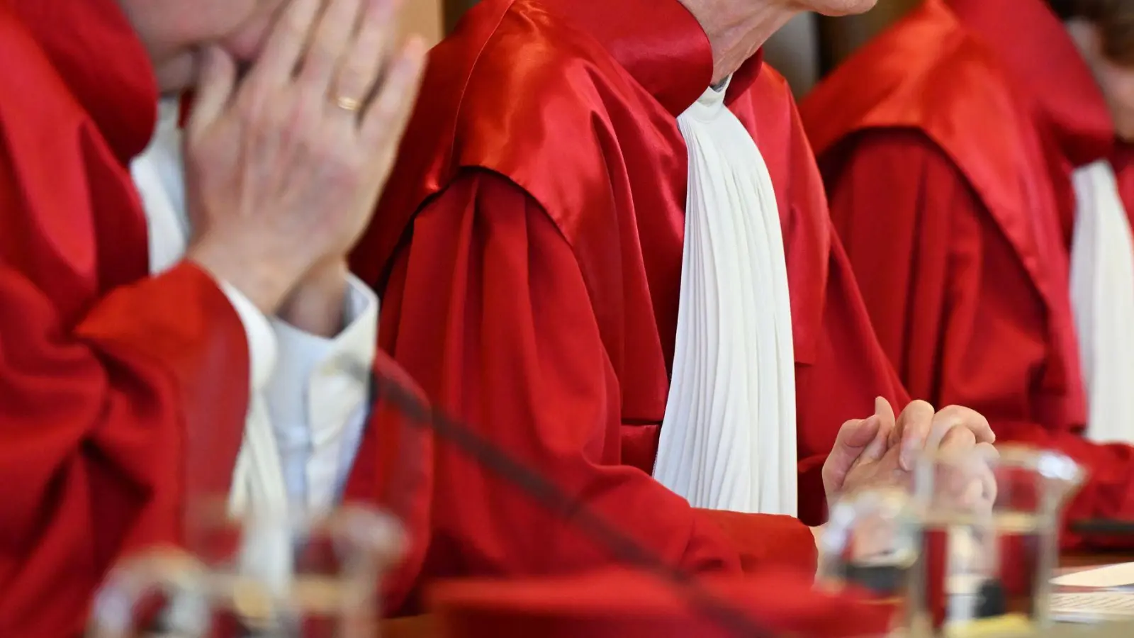 Die Bundesverfassungsrichterinnen und -richter sind bekannt für ihre roten Roben. (Archivbild) (Foto: Uli Deck/dpa)
