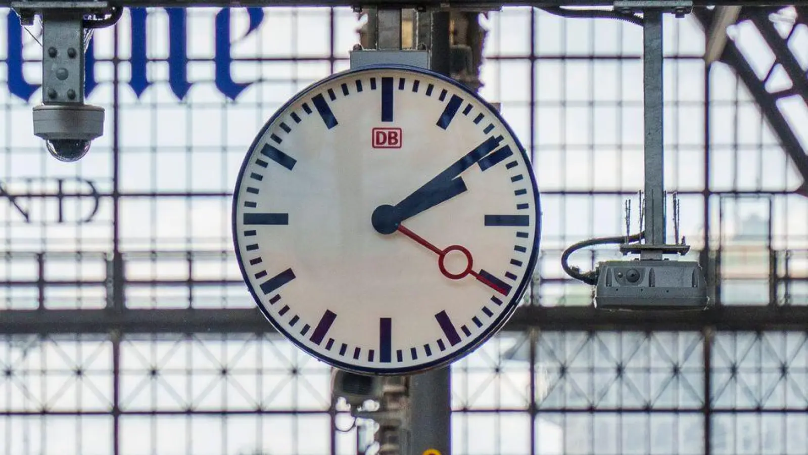 Die Bahn steckt in der Krise - nun soll es einen Wechsel an der Konzernspitze geben. (Archivbild) (Foto: Andreas Arnold/dpa)