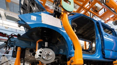 Die deutsche Autoindustrie hat aus Sicht von DIW-Ökonom Martin Gornig wichtige technologische Entwicklungen verschlafen. (Archivbild) (Foto: Julian Stratenschulte/dpa)