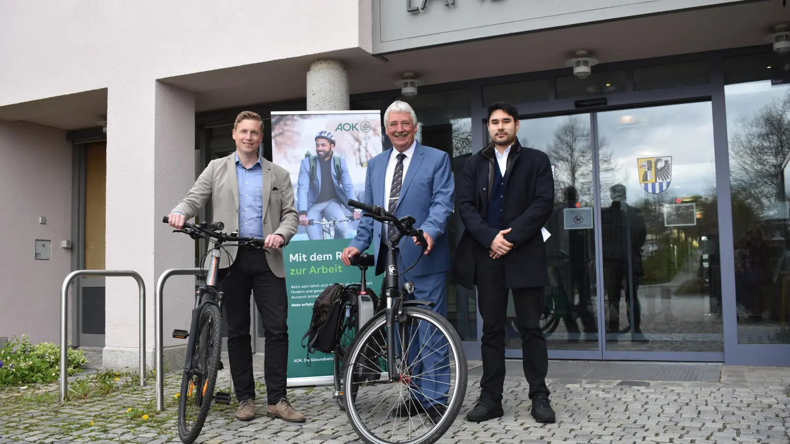 Michael Surowka (links), stellvertretender Landrat Reinhard Streng und Benjamin Rehäußer (rechts) warben am Dienstag kräftig für die Aktion „Mit dem Rad zur Arbeit“. Man hofft auf eine rege Beteiligung. (Foto: Ute Niephaus)