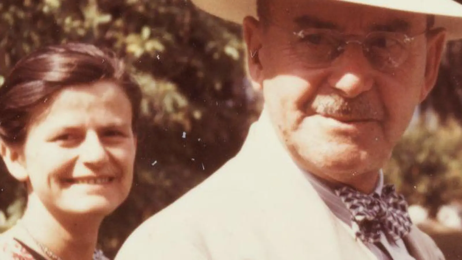 Thomas Mann mit seiner Tochter Elisabeth in einem Garten (circa 1946). (Foto: ---/ETH-Bibliothek Zürich, Thomas-Mann-Archiv/dpa)