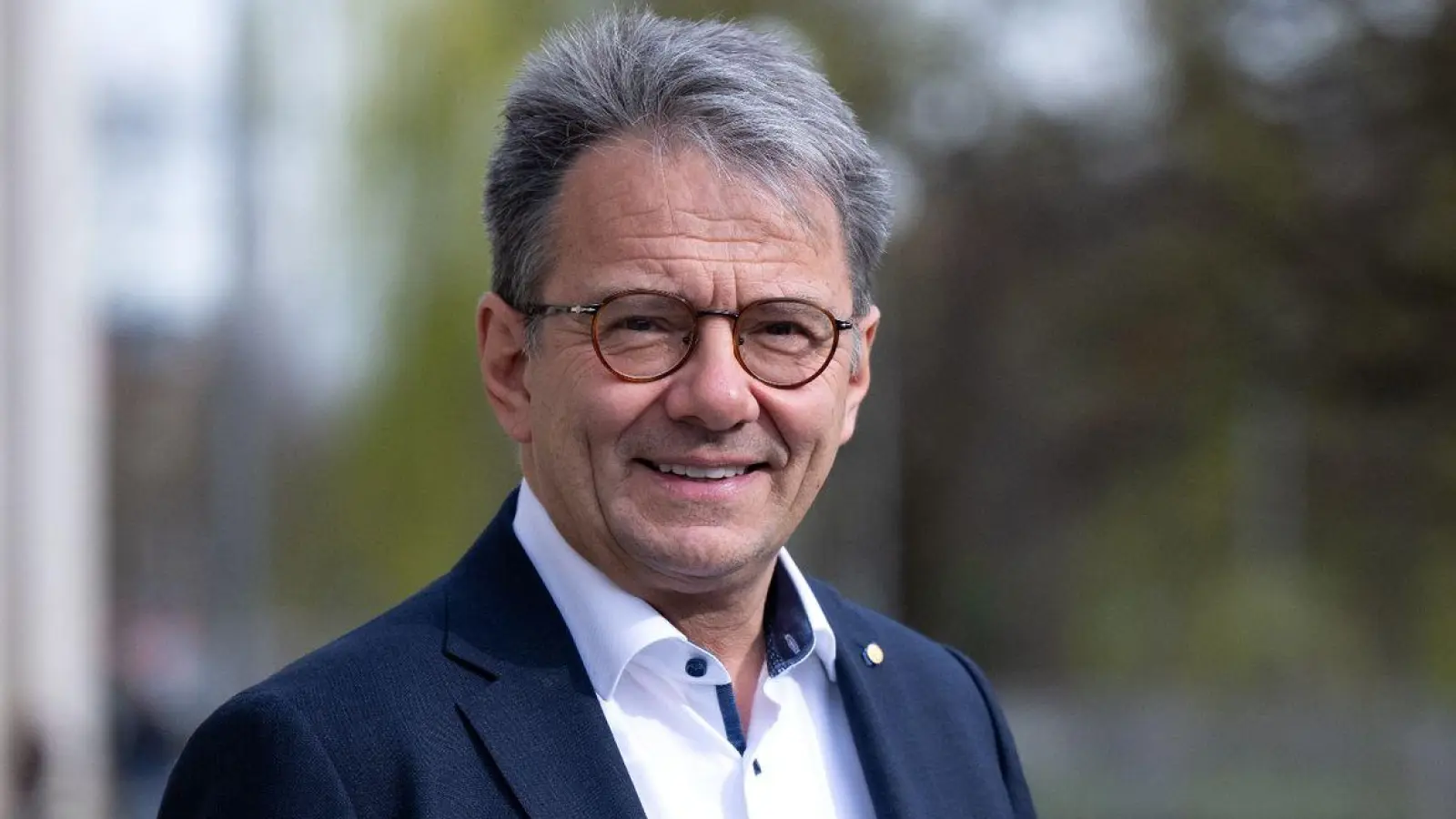 Thomas Karmasin (CSU), Präsident des bayerischen Landkreistags, steht vor Beginn eines Spitzengesprächs vor der bayerischen Staatskanzlei. (Foto: Sven Hoppe/dpa)