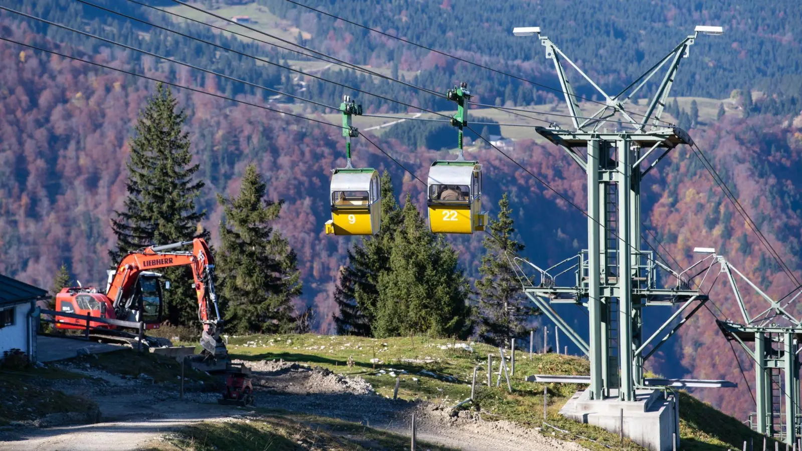 Die Kampenwandbahn im Chiemgau soll erneuert werden. Das Landratsamt hat das Projekt nun genehmigt. (Foto: Sven Hoppe/dpa)